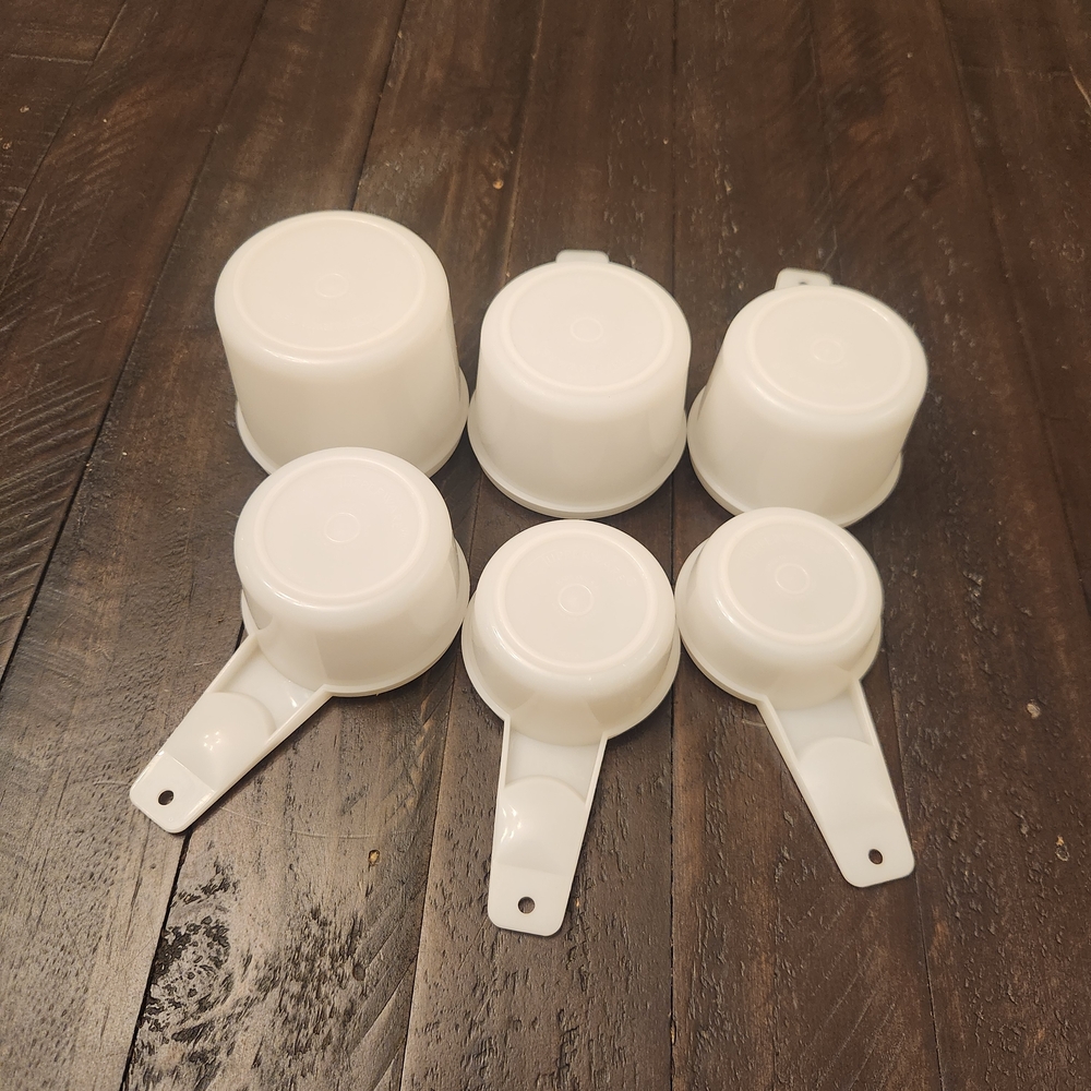 Tupperware Classic White Measuring Cups - Picture 3 of 4